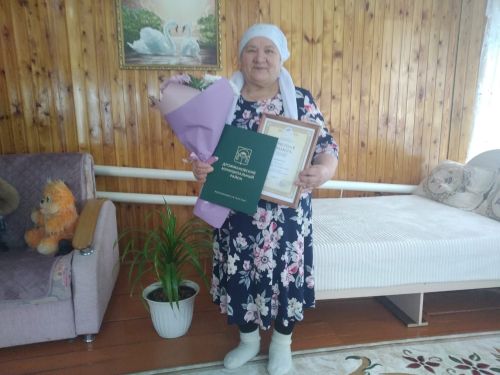 В день Матери жительнице Дрожжановского района вручили награду Министерства соцзащиты РТ