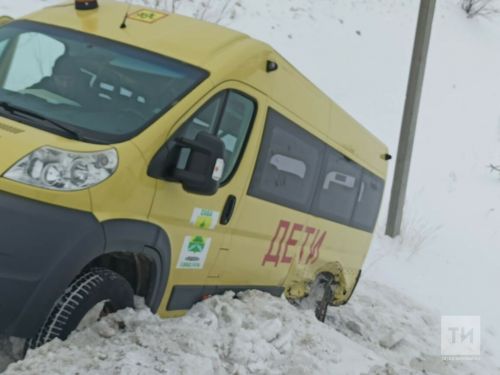 И куда «летели»: школьный автобус слетел в кювет после ДТП