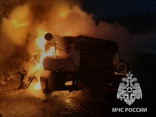 Даже конфеты горят: под Нижнекамском на трассе загорелась фура с конфетами