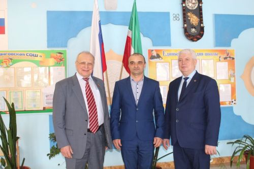 Депутат Госсовета РТ провел парламентские уроки у школьников Дрожжановского района