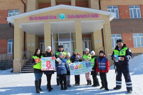 «Цветы для автоледи»: в Дрожжаном поздравили женщин-водителей с праздником 8 марта
