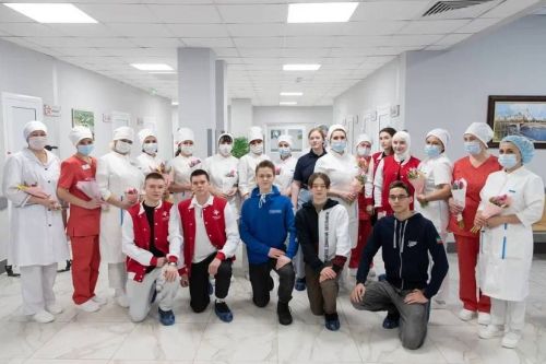 Волонтеры РТ поздравили медицинских работников военного госпиталя с Международным женским днём!