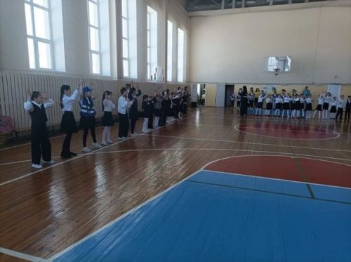 В Стародрожжановской СОШ №1 прошел КВН - игра с родителями под девизом «Правила дорожные знать каждому положено!»