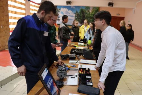 В Дрожжаном прошла Всероссийская ярмарка трудоустройства 2023 «Работа России. Время возможностей»