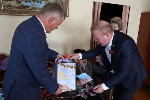 Марат Гафаров вручил подарки вдовам ветеранов ВОВ и труженицам тыла  Дрожжановского района по случаю Дня Победы