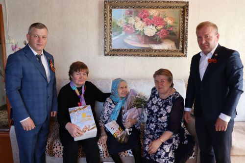 Марат Гафаров вручил подарки вдовам ветеранов ВОВ и труженицам тыла  Дрожжановского района по случаю Дня Победы