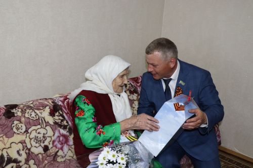 Марат Гафаров вручил подарки вдовам ветеранов ВОВ и труженицам тыла  Дрожжановского района по случаю Дня Победы