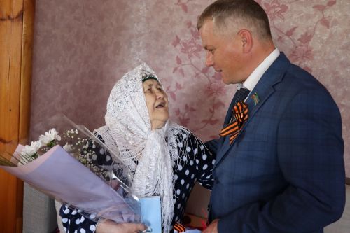 Марат Гафаров вручил подарки вдовам ветеранов ВОВ и труженицам тыла  Дрожжановского района по случаю Дня Победы