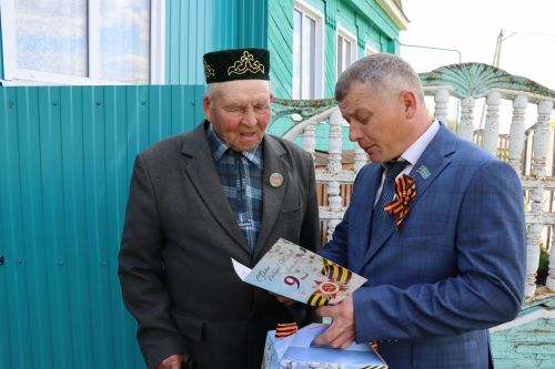 Марат Гафаров вручил подарки вдовам ветеранов ВОВ и труженицам тыла  Дрожжановского района по случаю Дня Победы