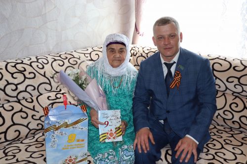 Марат Гафаров вручил подарки вдовам ветеранов ВОВ и труженицам тыла  Дрожжановского района по случаю Дня Победы