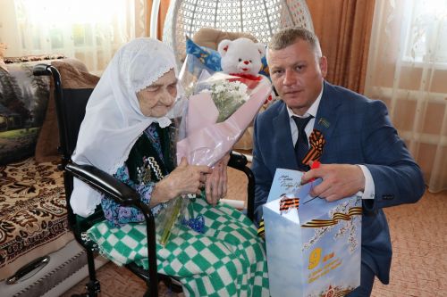 Марат Гафаров вручил подарки вдовам ветеранов ВОВ и труженицам тыла  Дрожжановского района по случаю Дня Победы
