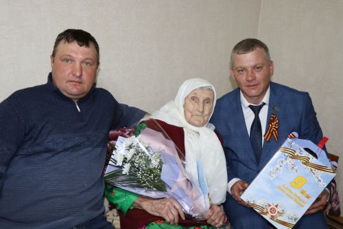 Марат Гафаров вручил подарки вдовам ветеранов ВОВ и труженицам тыла  Дрожжановского района по случаю Дня Победы