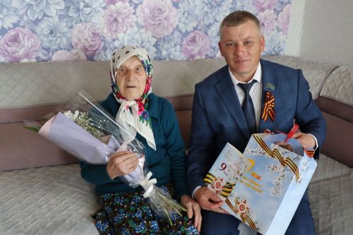 Марат Гафаров вручил подарки вдовам ветеранов ВОВ и труженицам тыла  Дрожжановского района по случаю Дня Победы