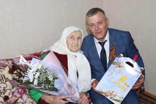 Марат Гафаров вручил подарки вдовам ветеранов ВОВ и труженицам тыла  Дрожжановского района по случаю Дня Победы