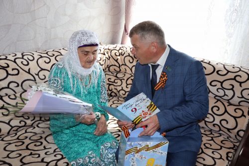 Марат Гафаров вручил подарки вдовам ветеранов ВОВ и труженицам тыла  Дрожжановского района по случаю Дня Победы
