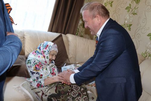 Марат Гафаров вручил подарки вдовам ветеранов ВОВ и труженицам тыла  Дрожжановского района по случаю Дня Победы