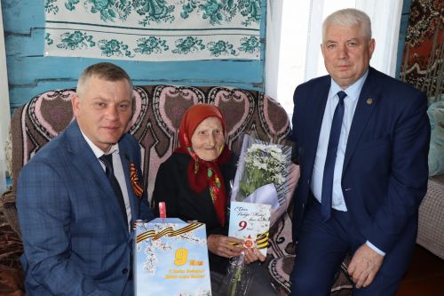 Марат Гафаров вручил подарки вдовам ветеранов ВОВ и труженицам тыла  Дрожжановского района по случаю Дня Победы