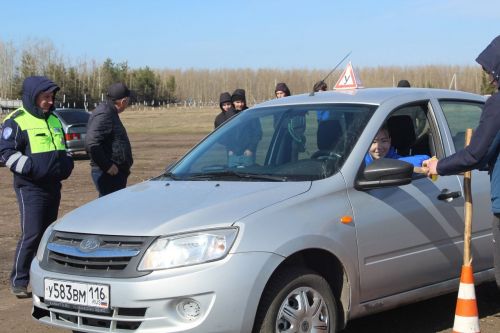 В Дрожжановском техникуме прошел конкурс по автомногоборью среди студентов