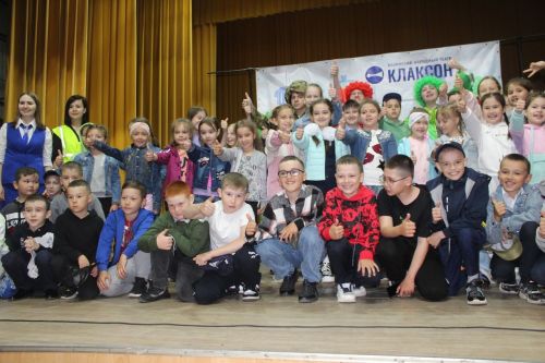 Учащимся начальных классов Дрожжановского района спектакль казанского театра «Клаксон» напомнил о ПДД