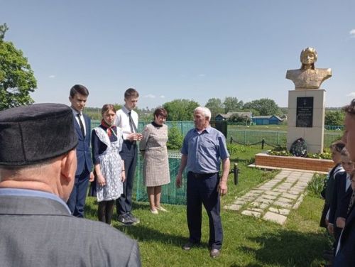 В Новокакерлинской школе Дрожжановского района отметили день рождения Героя Советского Союза Зарифа Алимова