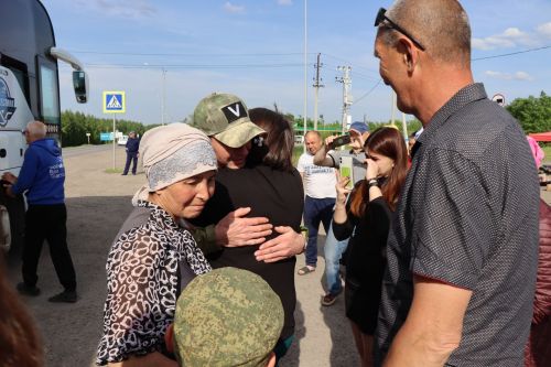 «Встретили со слезами счастья»: в Дрожжановском районе мобилизованные военнослужащие приехали в отпуск