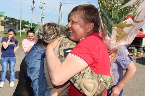 «Встретили со слезами счастья»: в Дрожжановском районе мобилизованные военнослужащие приехали в отпуск