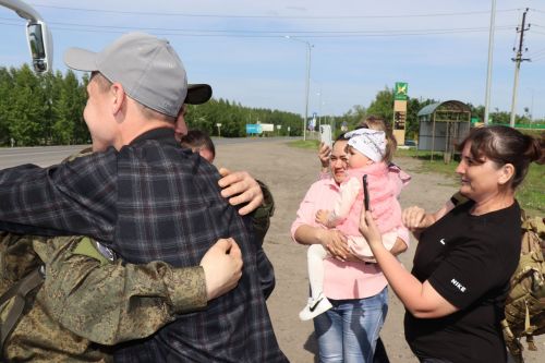 «Встретили со слезами счастья»: в Дрожжановском районе мобилизованные военнослужащие приехали в отпуск
