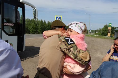 «Встретили со слезами счастья»: в Дрожжановском районе мобилизованные военнослужащие приехали в отпуск