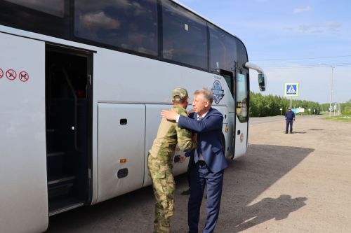 «Встретили со слезами счастья»: в Дрожжановском районе мобилизованные военнослужащие приехали в отпуск
