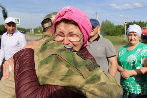 «Встретили со слезами счастья»: в Дрожжановском районе мобилизованные военнослужащие приехали в отпуск