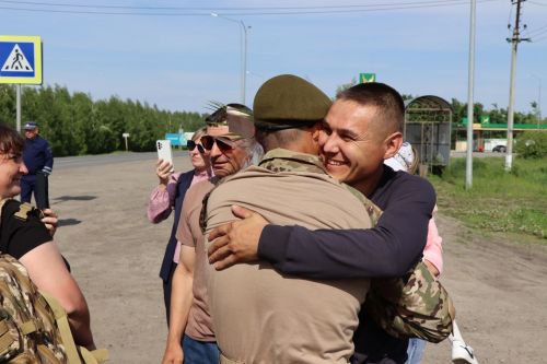 «Встретили со слезами счастья»: в Дрожжановском районе мобилизованные военнослужащие приехали в отпуск