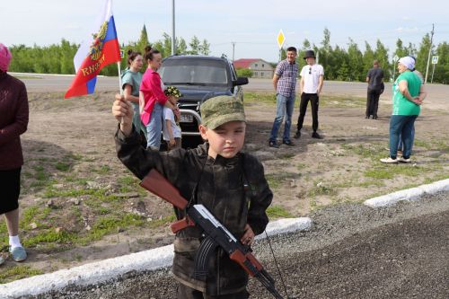 «Встретили со слезами счастья»: в Дрожжановском районе мобилизованные военнослужащие приехали в отпуск