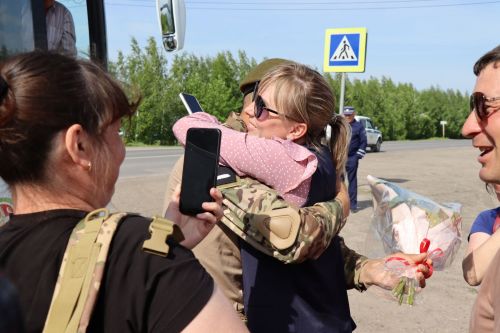«Встретили со слезами счастья»: в Дрожжановском районе мобилизованные военнослужащие приехали в отпуск