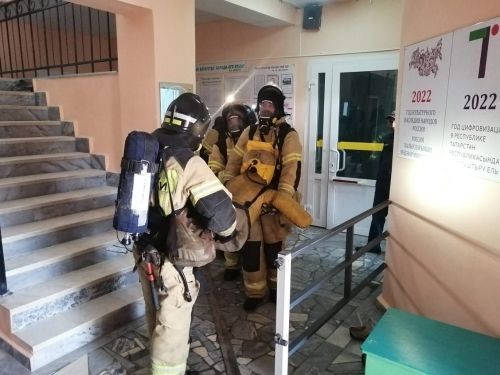 «Горит» спортзал Дрожжановского лицея: условный пожар в помещении спортзала с пострадавшим