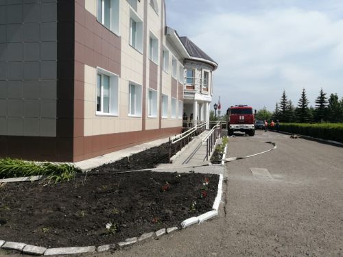 «Горит» спортзал Дрожжановского лицея: условный пожар в помещении спортзала с пострадавшим