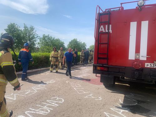 «Горит» спортзал Дрожжановского лицея: условный пожар в помещении спортзала с пострадавшим