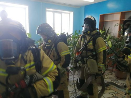 «Горит» спортзал Дрожжановского лицея: условный пожар в помещении спортзала с пострадавшим