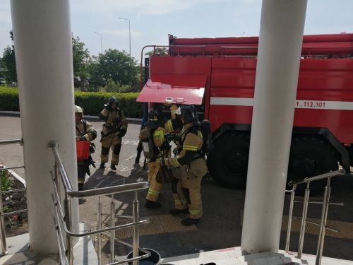 «Горит» спортзал Дрожжановского лицея: условный пожар в помещении спортзала с пострадавшим