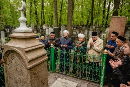 Таблички с QR-кодами и биографией установлены на могилах видных деятелей Татарстана