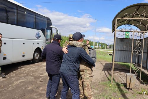 Долгожданная встреча: еще двое мобилизованных дрожжановцев вернулись в отпуск