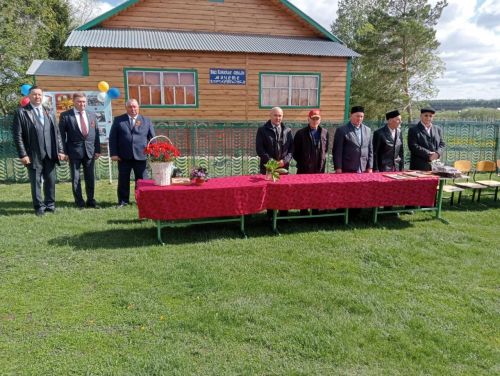В селе Новые Какерли Дрожжановского района в школьном парке ко Дню Победы посадили деревья