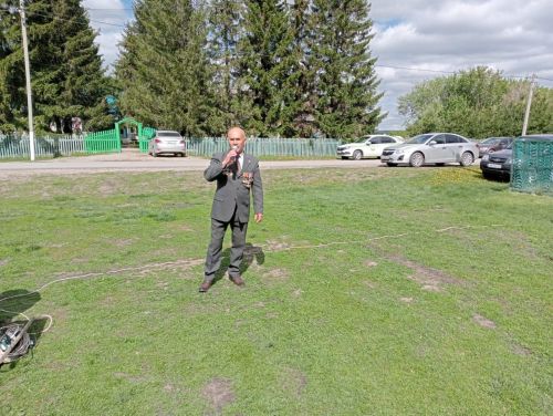 В селе Новые Какерли Дрожжановского района в школьном парке ко Дню Победы посадили деревья