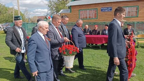 В селе Новые Какерли Дрожжановского района в школьном парке ко Дню Победы посадили деревья