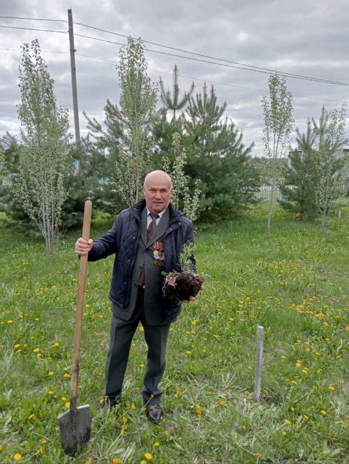В селе Новые Какерли Дрожжановского района в школьном парке ко Дню Победы посадили деревья