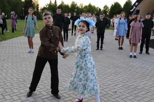 Праздничная программа 9 мая в Дрожжаном завершилась вальсом и салютом Победы