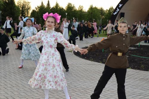 Праздничная программа 9 мая в Дрожжаном завершилась вальсом и салютом Победы
