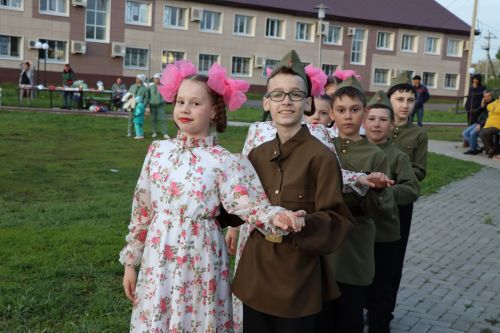 Праздничная программа 9 мая в Дрожжаном завершилась вальсом и салютом Победы