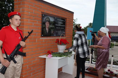 В селе Нижние Каракитяны Дрожжановского района открыли мемориал бойцу, погибшему на СВО