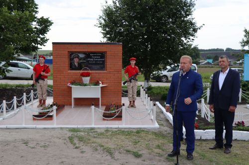 В селе Нижние Каракитяны Дрожжановского района открыли мемориал бойцу, погибшему на СВО