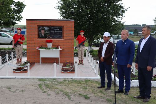 В селе Нижние Каракитяны Дрожжановского района открыли мемориал бойцу, погибшему на СВО